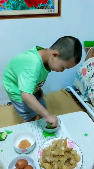 孙子吃瓜的样子,孙子吃瓜的悠闲时光